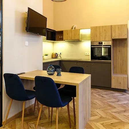 E13 - Elegant * Budapest