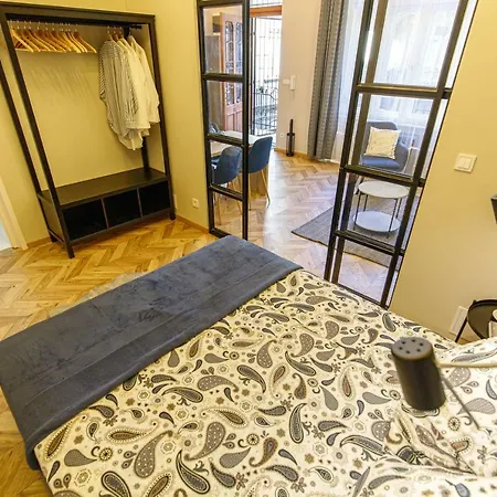 E13 - Elegant Apartman *